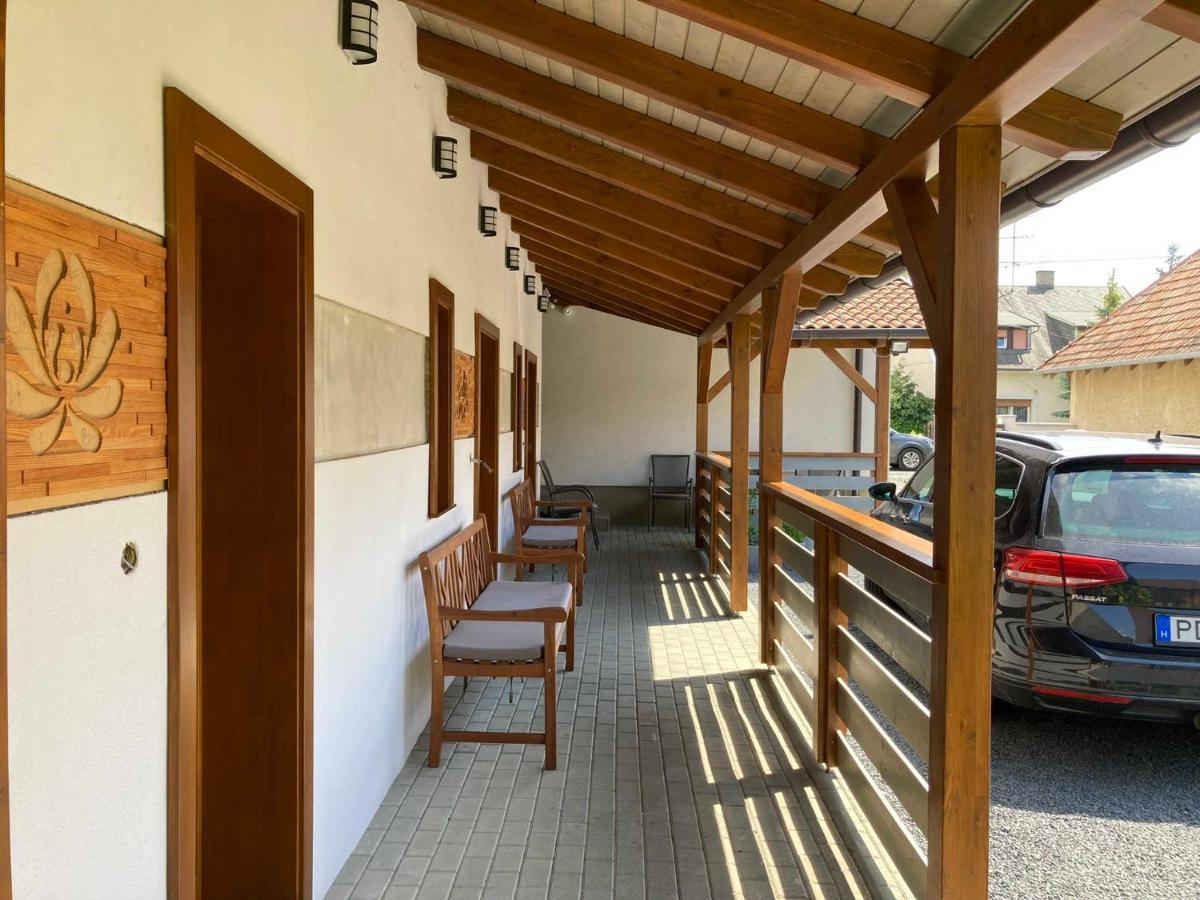 Toronyi Vendeghaz Hotel Exterior foto